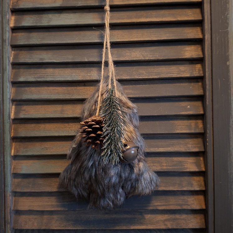Kersthanger in de vorm van een kerstboom met decoratie, van het merk Countryfield.