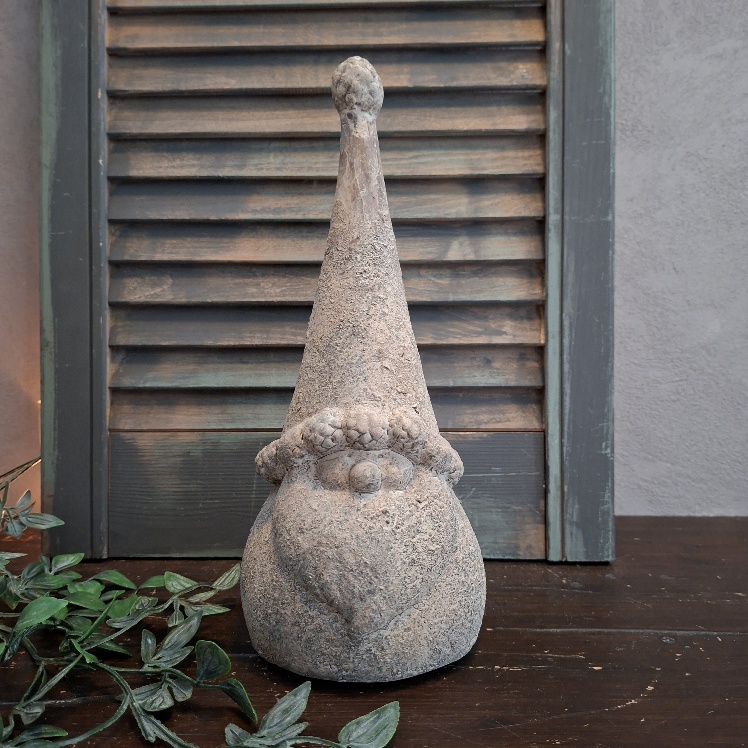 Gnome van aardewerk in grijsbruine kleurtinten, van het merk Countryfield.