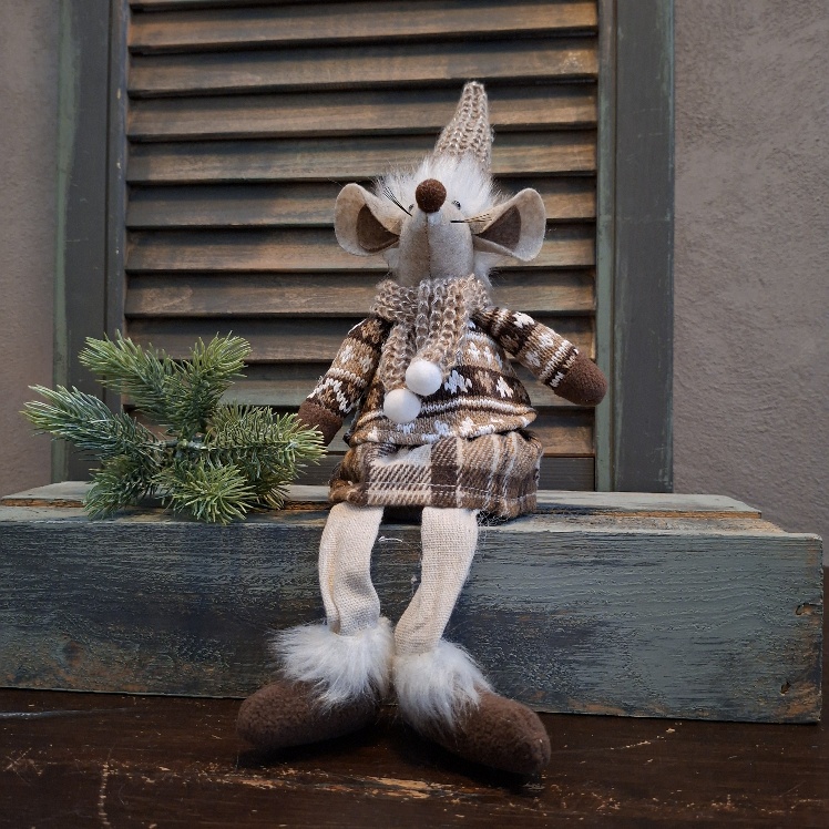 Muis van textiel in zachte aardetinten met bungelbeentjes, van het merk Countryfield.