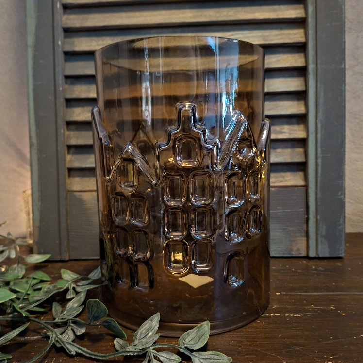 Sfeerlicht van glas met in reliëf huisjes, van het merk Countryfield.