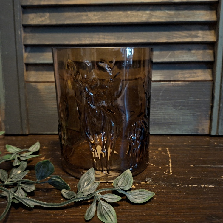 Sfeerlicht van glas met in reliëf hertjes, van het merk Countryfield.