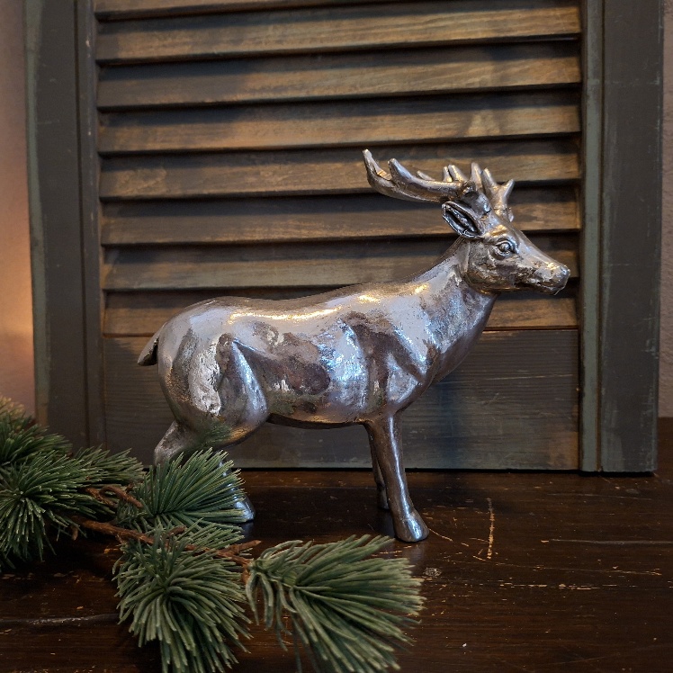 Rendier van Polystone in een zachte zilverkleur, van het merk Mansion Atmosphere.