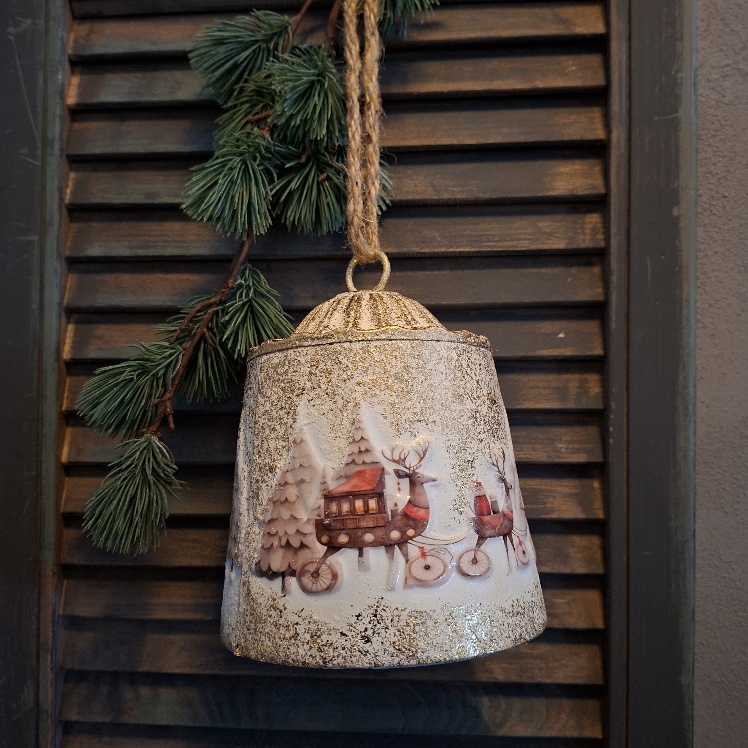 Metalen kerstklok met nostalgische afbeelding in reliëf, van het merk Mansion Atmosphere.
