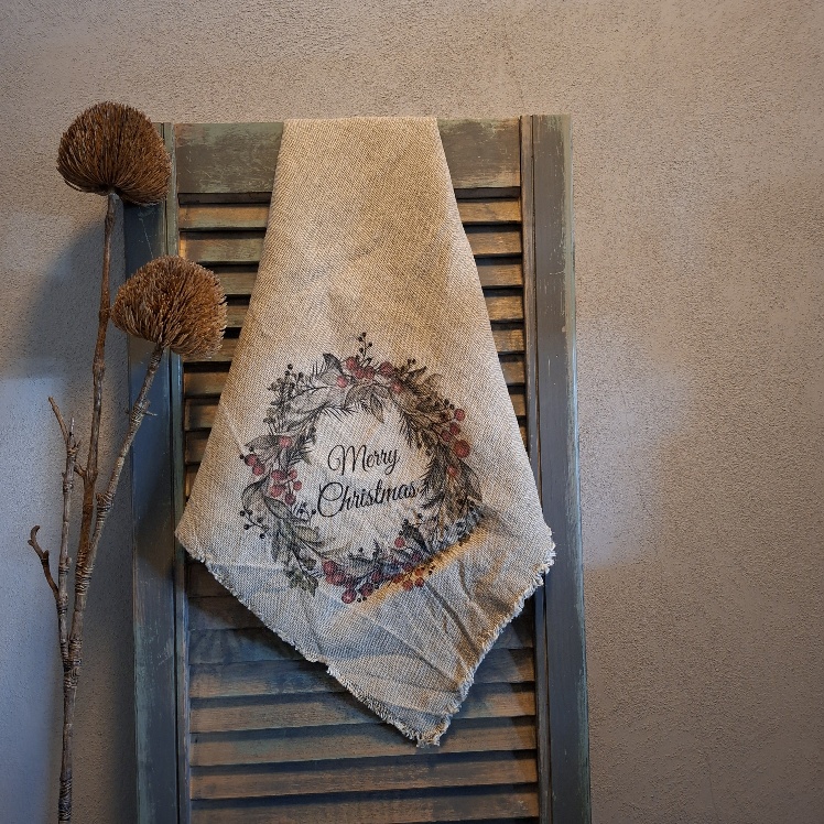 Shabby doek van linnen in een naturel kleur, met de afbeelding van een kerstkrans.