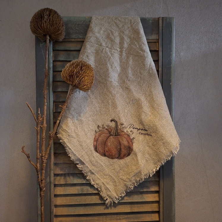 Shabby doek van naturel linnen met de afbeelding van een pompoen.